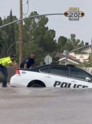 Socavón en El Paso se traga una patrulla