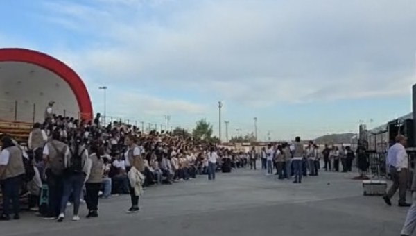 Arriban a la X decenas de camiones con militantes de Morena