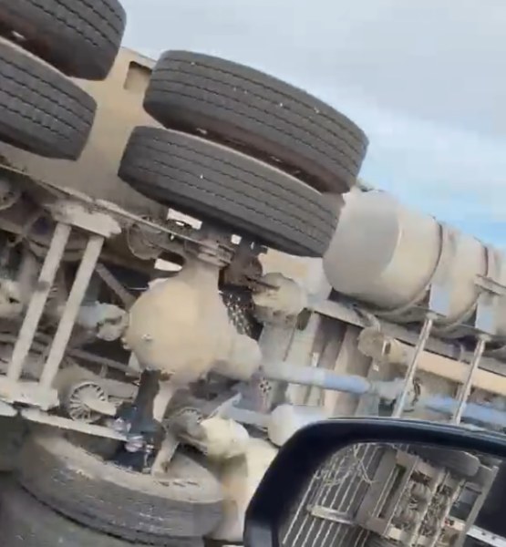 Vuelca tráiler en carretera a Juárez