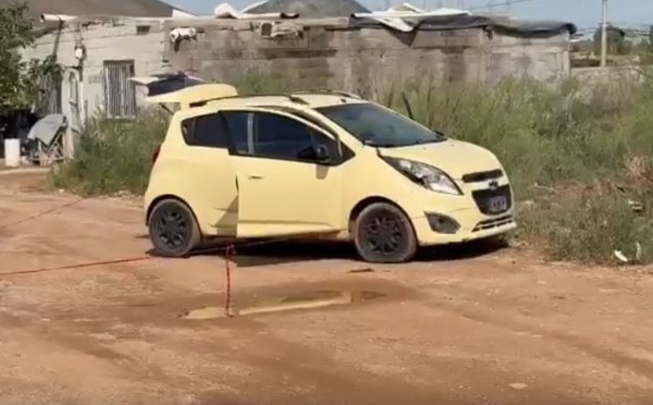 Dejan auto abandonado en Los Llanos
