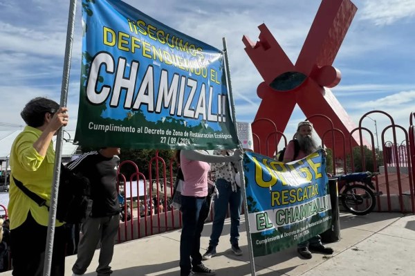 Protestan colectivos en la X