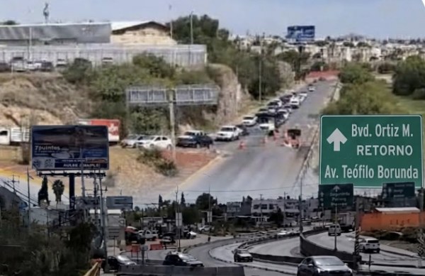 Cierre en la Teófilo Borunda genera caos vial