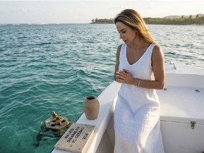 Aylín Mujica despide a su hijo en cementerio bajo el mar