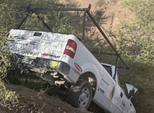 Vehículo cae a canal de riego en la colonia Colinas del Valle