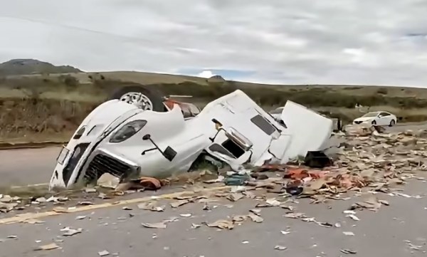Vuelca camión en la carretera Chihuahua–Cuauhtémoc