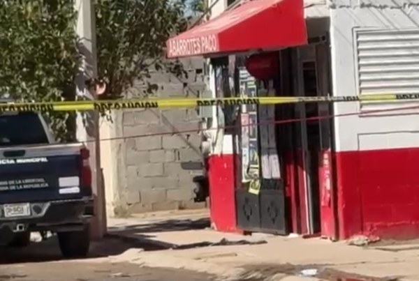 Llega herido a tienda