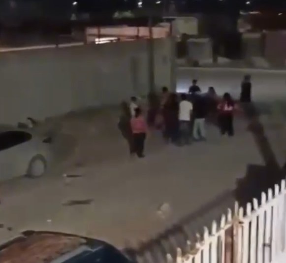 Captan pelea en calle de terracería