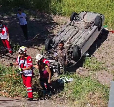 Vuelca en el canal