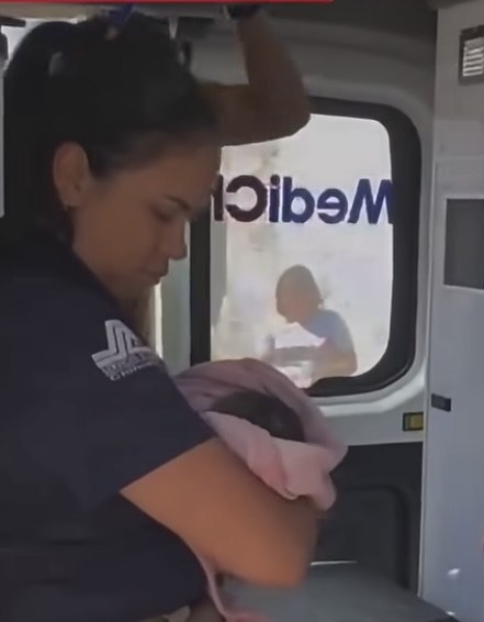 Reportan estable a bebé localizado en casa abandonada
