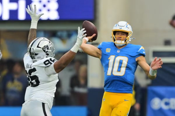 Chargers caen con Raiders