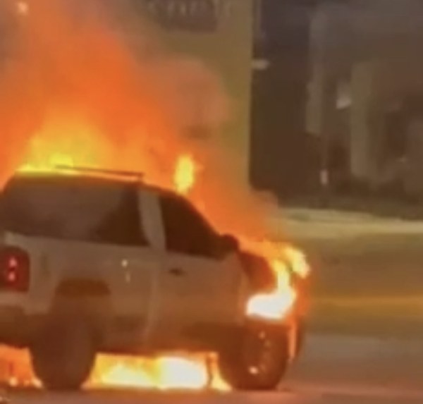 Camioneta Silverado se quema por completo en Romanzza
