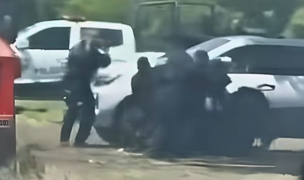 Policías agreden a chofer de camión por negarse a pagar cuota