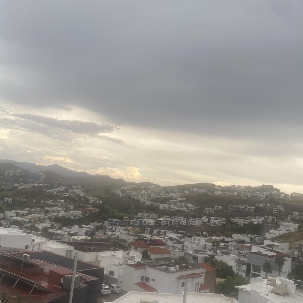 Lluvia y nubes en la capital