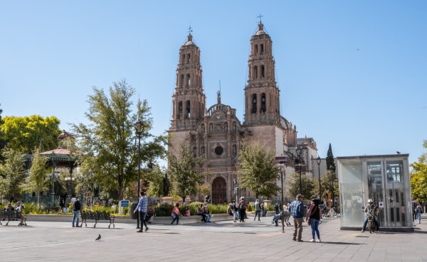 Lo atacan a hachazos frente a Catedral