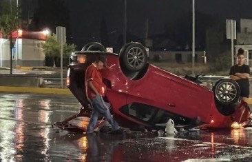 Joven destruye vehículo al impactar camellón