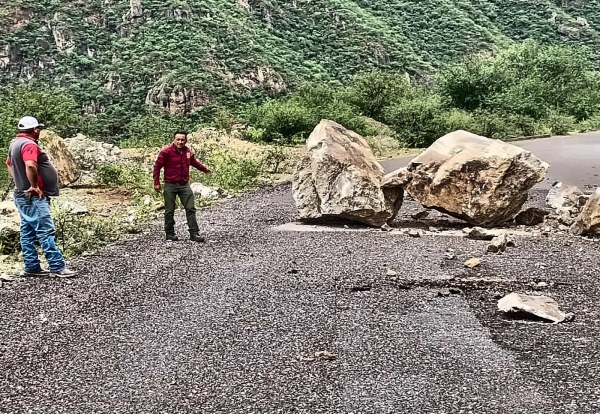 Lluvias causan deslaves en carreteras