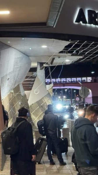 Colapsa marquesina en el Aeropuerto Internacional de El Paso por lluvias