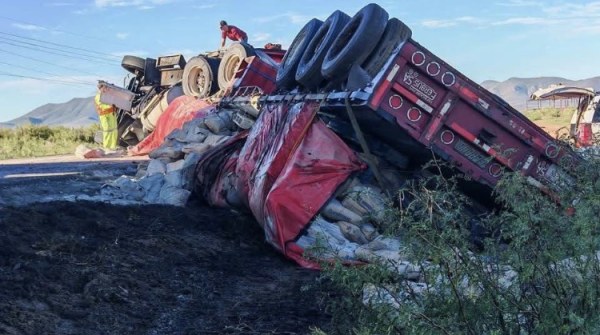 Vuelca tractocamión en la carretera Ascensión-Janos