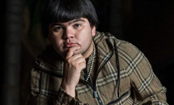 Balean a cantante en restaurante