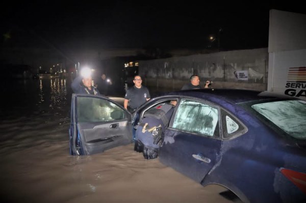 Rescatan a madre y bebé varadas en inundación