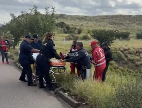 Quitan motocicleta a hombre y lo dejan lesionado