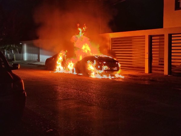 Prende en llamas autos y huye