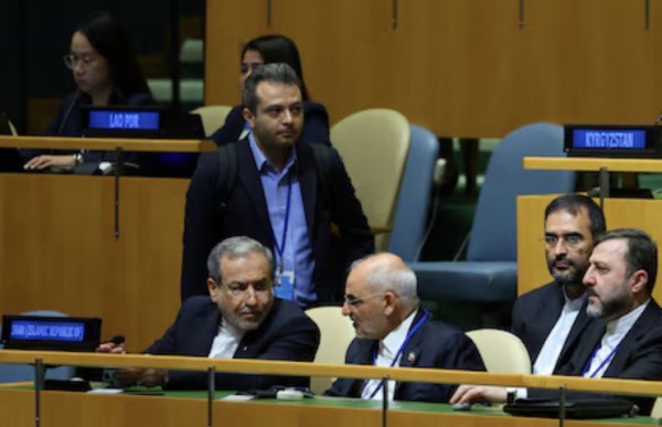 Irán propone reabrir Ormuz y cae el petróleo