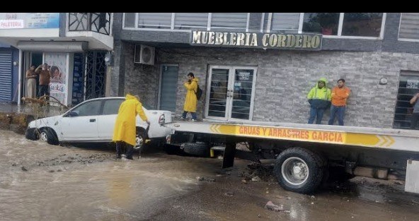 Lluvia azota Parral y causa inundaciones