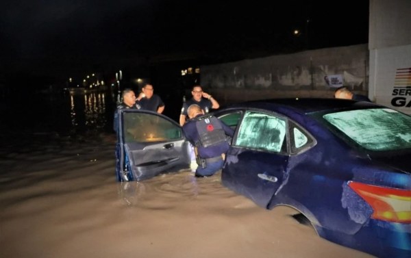 Rescatan a mujer y bebé