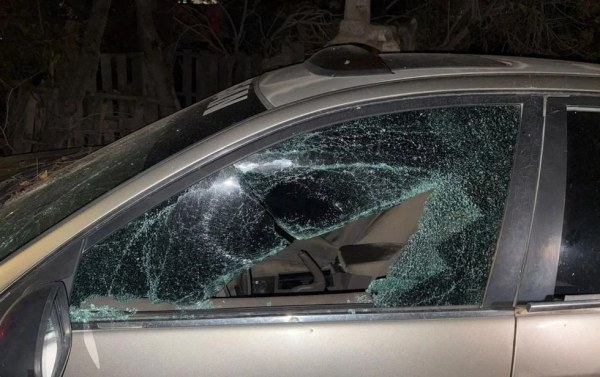 Detienen a mujer por dañar auto tras riña