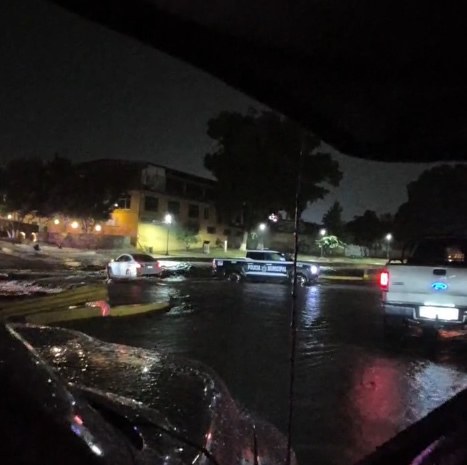 Autos quedan varados en Parral por tormenta