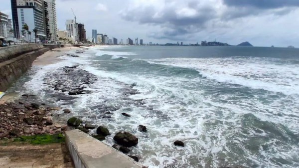 Cierran playas de Mazatlán por fuerte oleaje