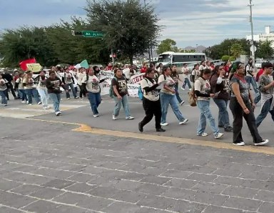Marchan por desaparición de los 43 de Ayotzinapa