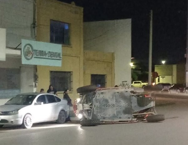 Volcadura de RZR causa daños materiales en el centro de Delicias
