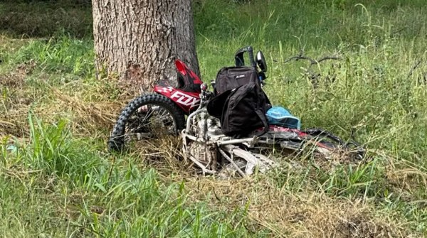 Joven resulta lesionado al chocar contra árbol