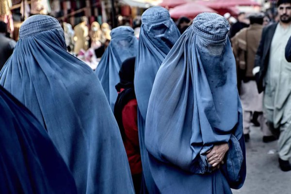 Arrestan a mujeres afganas por el uso del hiyab