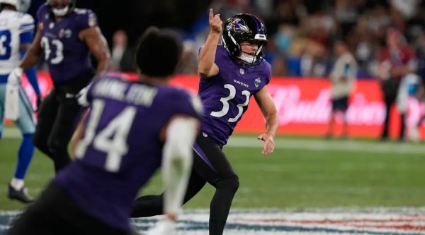 Ravens derrotan a Cowboys con patada de último minuto