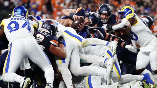 Broncos remontan a los Rams