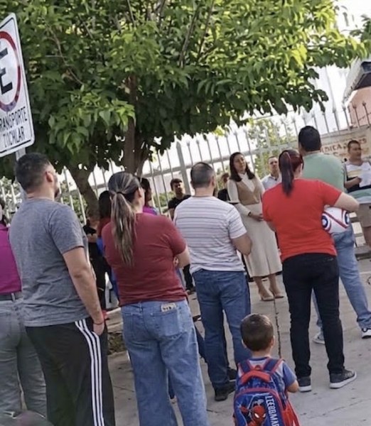 Cierran padres de familia escuela
