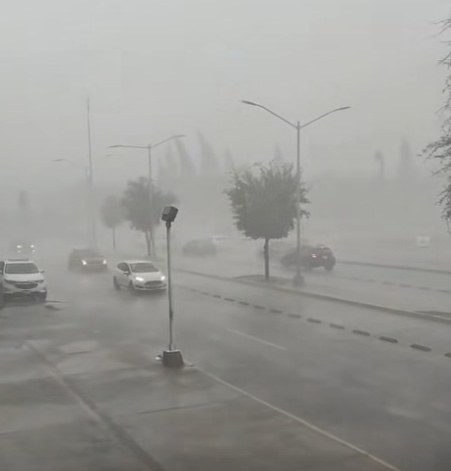 Cae fuerte lluvia en el centro