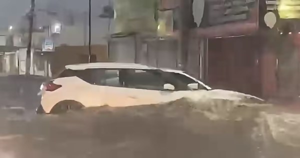 Tormenta arrastró vehículos en la Juan Escutia y la Ortiz Mena