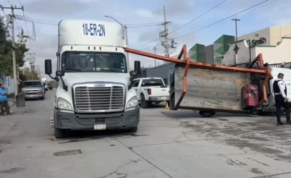 Camión de carga vuelca tras atorarse con tráiler