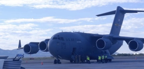 Captan avión de la Fuerza Aérea de EU en aeropuerto