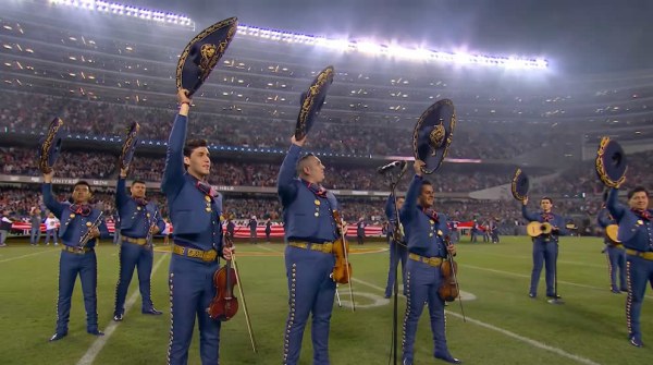 Mariachis tocan el himno de EEUU en NFL