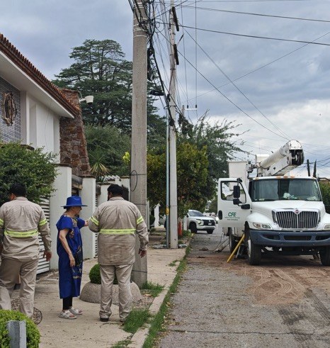 Empleado de CFE se electrocutó