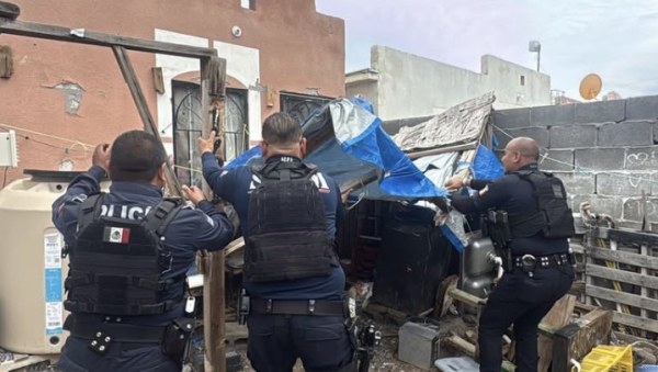 Lluvia tira techo en casa y quedan dos mujeres atrapadas